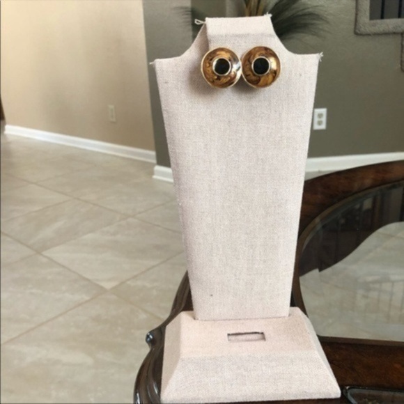 Vintage Costume Clip On Earrings 
Preowned good condition no flaws - Picture 1 of 3